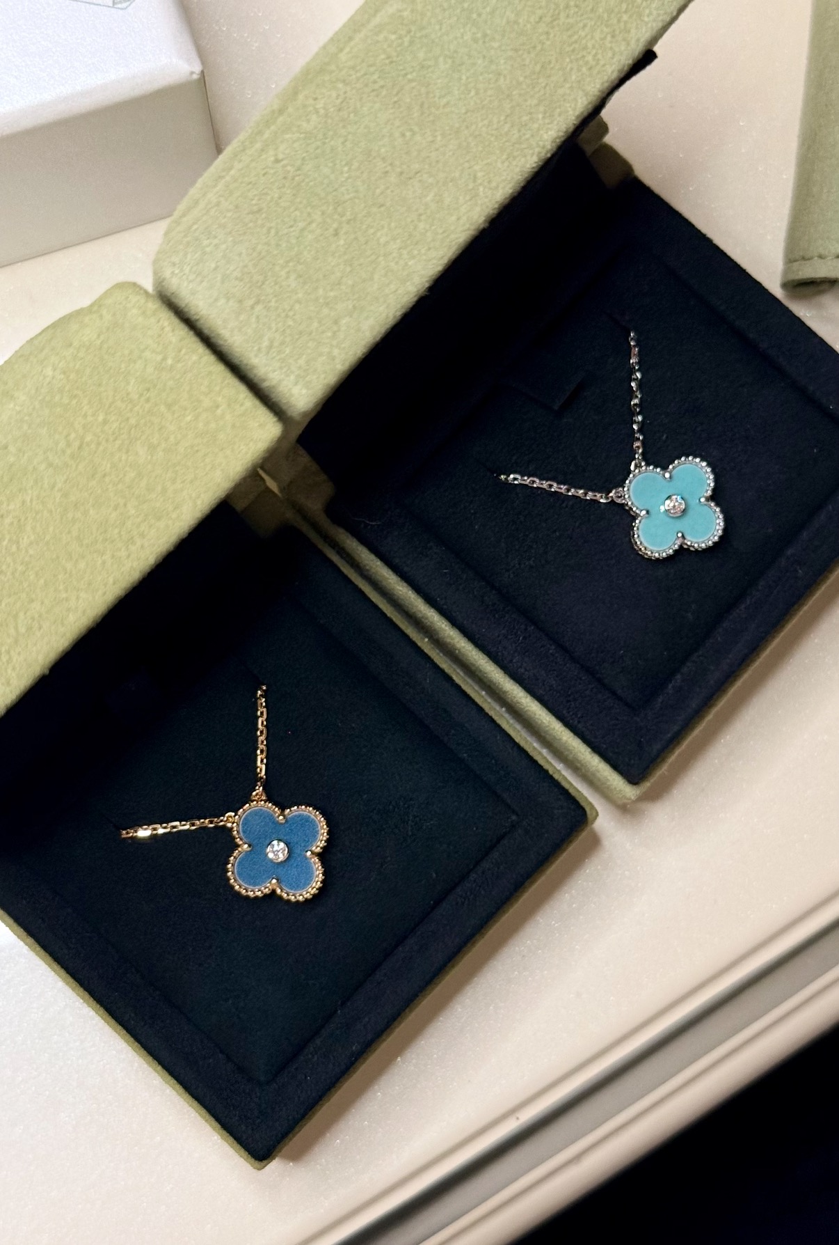 A- 반ㅋ리프ST 2026년 홀리데이 에디션 빈티지 알함브라 펜던트 2컬러